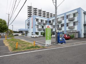 青い建物の外観と看板