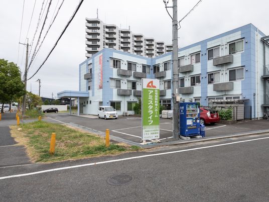 青い建物の外観と看板
