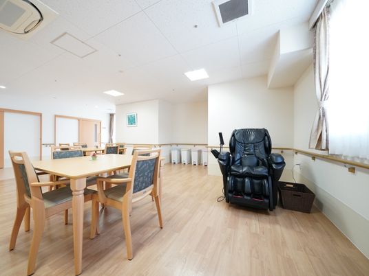 施設の写真 共有スペースには、椅子とテーブルが余裕を持って配置されている。車椅子をご利用の方も安全に移動することができる。