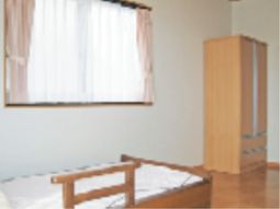 明るい居室の一角