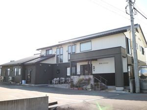 施設の落ち着いた外観