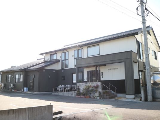 施設の落ち着いた外観