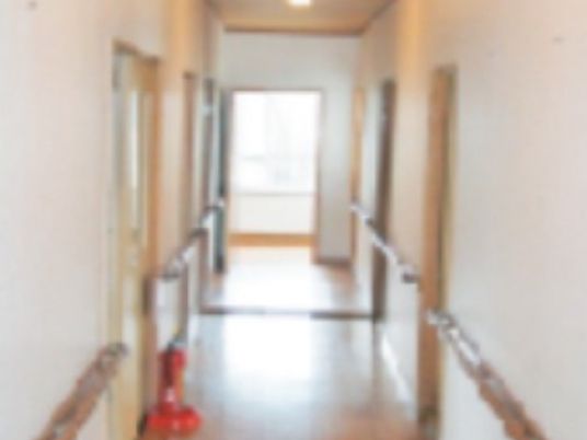 広く明るい通路