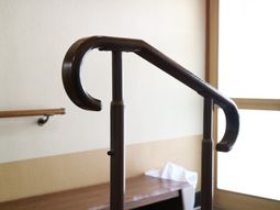 手すりと窓のある空間