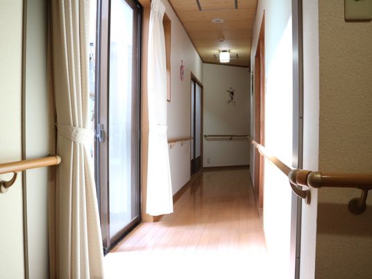 明るく清潔感のある廊下