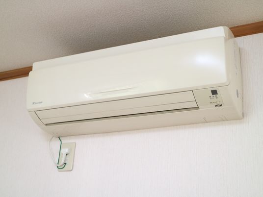 壁掛けエアコンのある部屋
