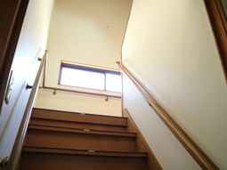 手すり付きの明るい階段