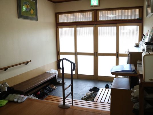 エントランスの玄関ベンチ
