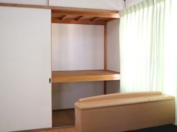 居室の棚とカーテン