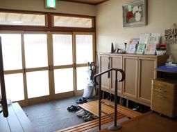 エントランスの家具と掲示物