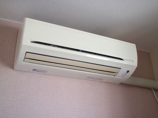 壁掛け型の清潔なエアコン
