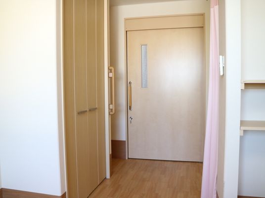 部屋の入口とクローゼット