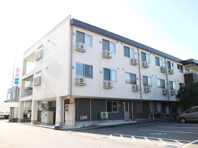 白壁の建物と駐車場