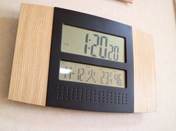 壁掛けデジタル時計表示