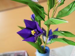 紫の折り紙の花