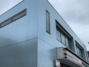 青いタイルの外観