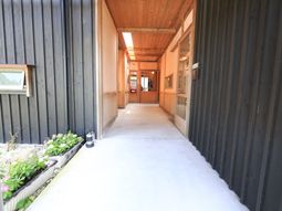 木目調のエントランス通路