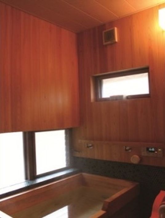 和風の木製浴室