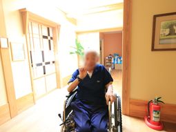 車椅子の人物と廊下