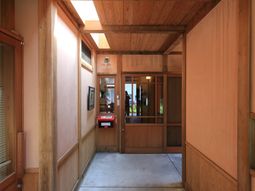 明るい木目調の廊下