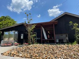 木造の建物と青空