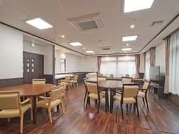 暖かみのある食堂風景