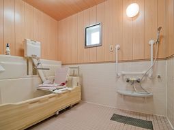 バリアフリー設計の浴室