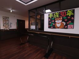 廊下の手すりと掲示物