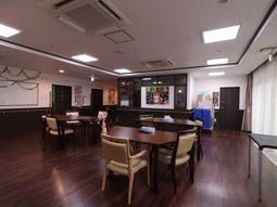 広々とした明るい食堂