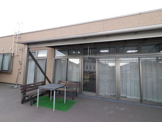 屋外テーブルとベンチ