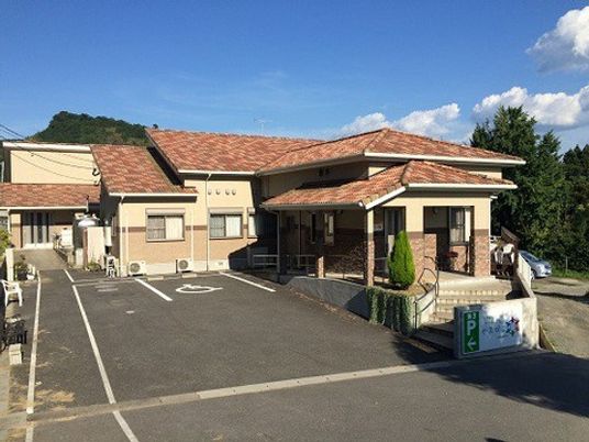 晴天の下の一階建て外観