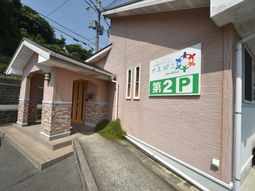 明るいエントランスの外観