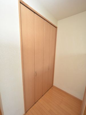 シンプルな木製クローゼット