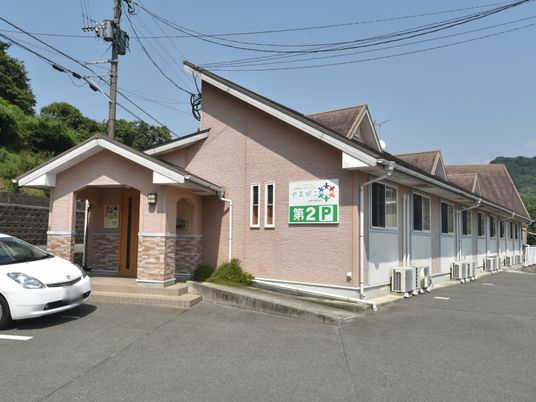 ピンクの壁の建物