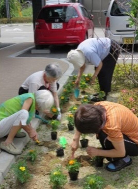 庭園作業をする人々