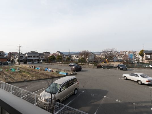 広々とした駐車場の景観