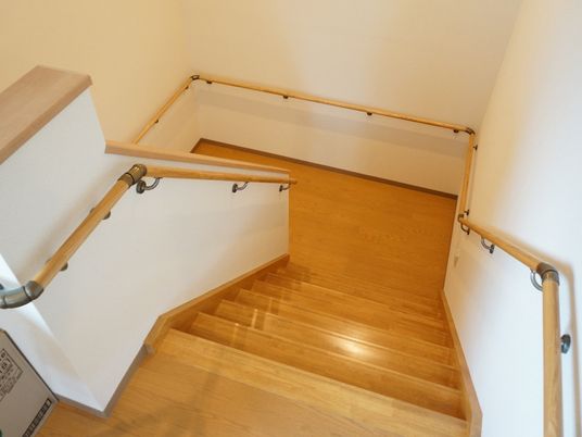 手すり付きの安全な階段