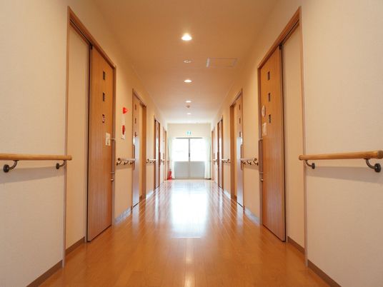 明るく清潔感のある廊下