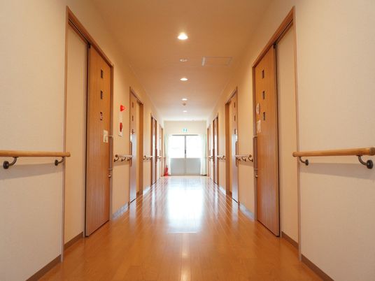 明るく清潔感のある廊下