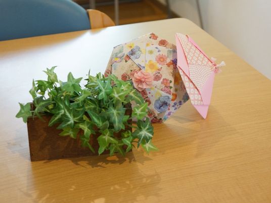折り紙と植物の飾り付け