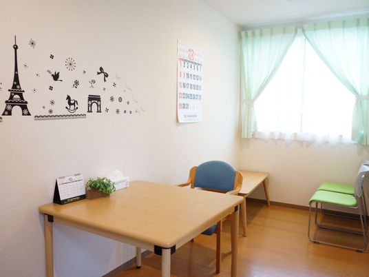 カレンダー付き壁の休憩室