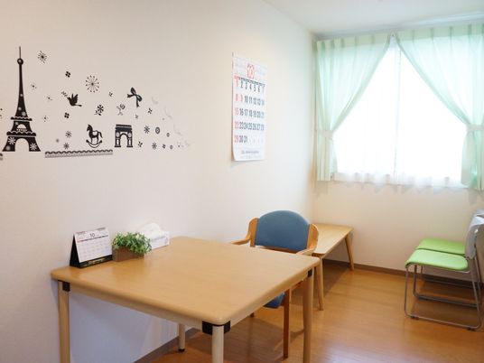 カレンダー付き壁の休憩室