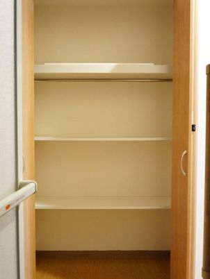 木目調のシンプルなクローゼット