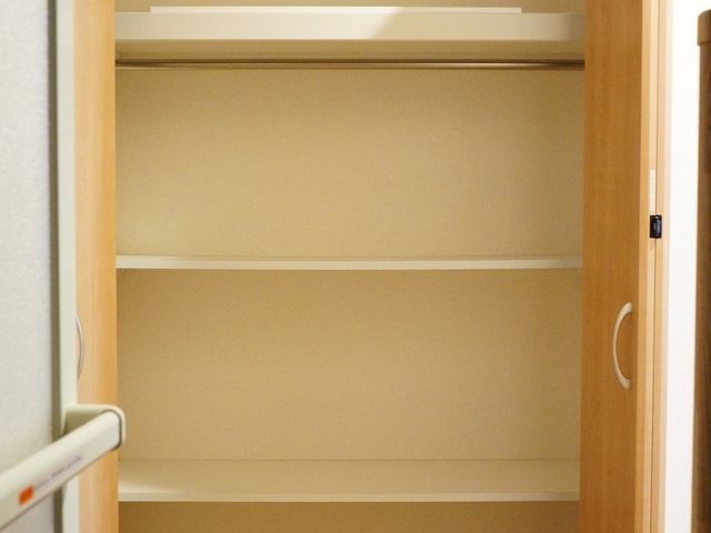 木目調のシンプルなクローゼット クローゼット シンプルで木目調の洋室クローゼットは、使い勝手を考えた設計になっています。利用者の快適な生活をサポートする機能的な空間です。