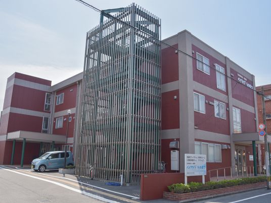 赤茶色の建物の外観
