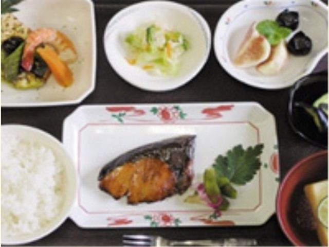 和風の食事セット お食事 バランスの取れた和食が並び、栄養面も考慮された食事を提供しています。彩り豊かな料理で、毎食が楽しみになります。
