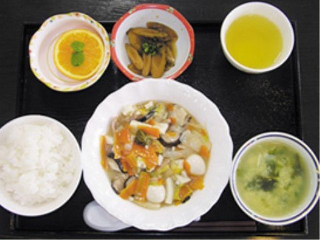彩り豊かな食事セット お食事2 バランス良く色とりどりのお食事です。栄養のことを考えた献立で、健やかな毎日をサポートします。