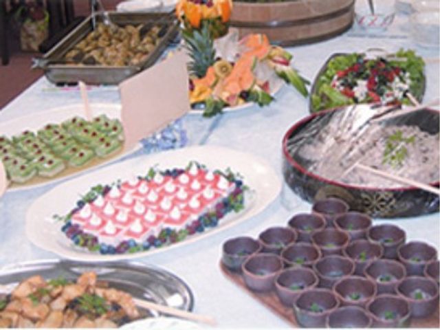 料理が並ぶ食堂 行事食 色とりどりの料理がテーブルに並び、落ち着いた雰囲気で食事を楽しむことができます。美味しそうなメニューが、就業のやる気を引き出します。