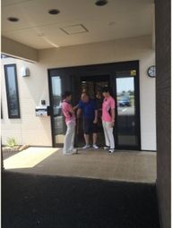 施設エントランスとスタッフ