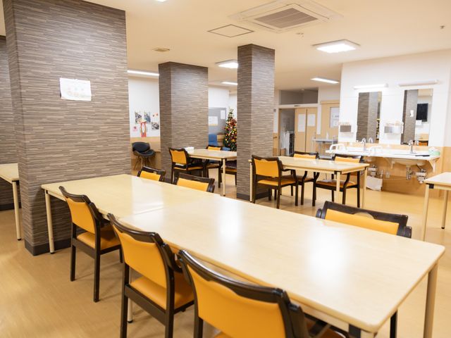 広々としたラウンジ 共有スペース 広々としたテーブルと椅子が並ぶ空間で、ゆったりとしたひとときを楽しめます。